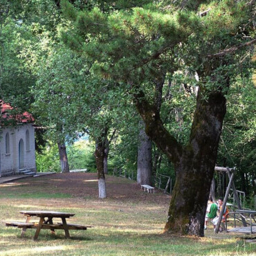 Στην ιστορική Δομνίστα δεν χορταίνεις τα έλατα και τον ουρανό