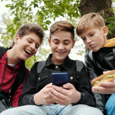 Από την ψηφιακή εξάρτηση στη νομοθετική θωράκιση: Το τέλος των social media για τους κάτω των 15