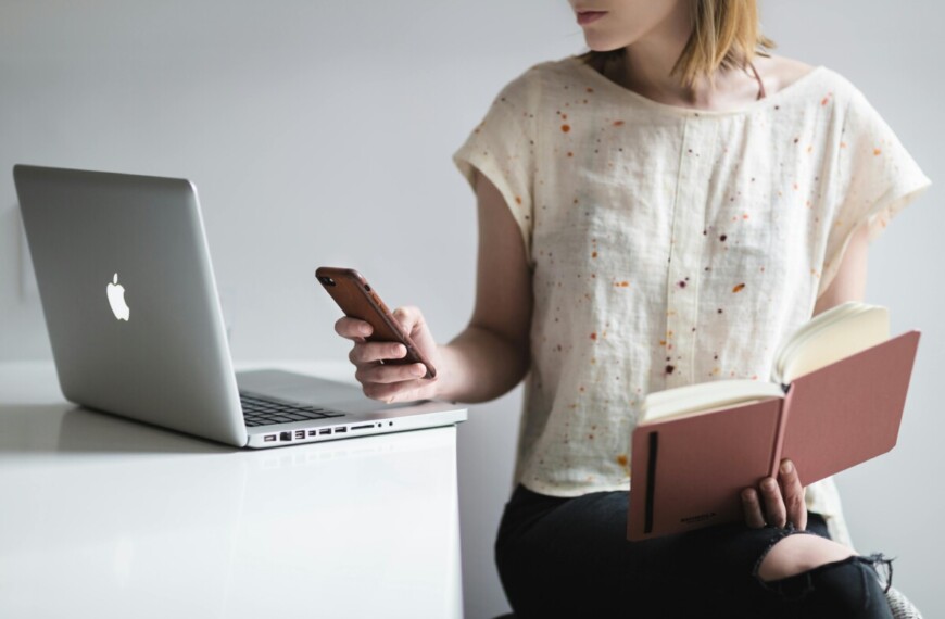 Το μυστήριο του vaguebooking: Τι είναι και γιατί το αγαπούν διάσημοι και φίλοι μας