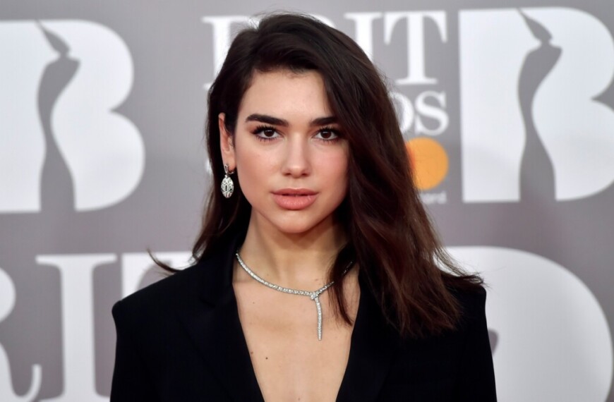 Η Dua Lipa ανοίγει βιβλιοθήκη στο Πόρτο αφιερωμένη στην ελευθερία του λόγου