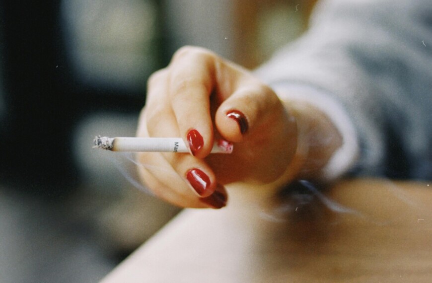 Teen girls στην Ευρώπη: Πρώτες στον κόσμο σε κάπνισμα και άτμισμα