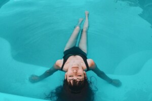 Καλοκαιρινές συνήθειες ευεξίας: Οδηγός για υγεία, ενυδάτωση και προστασία
