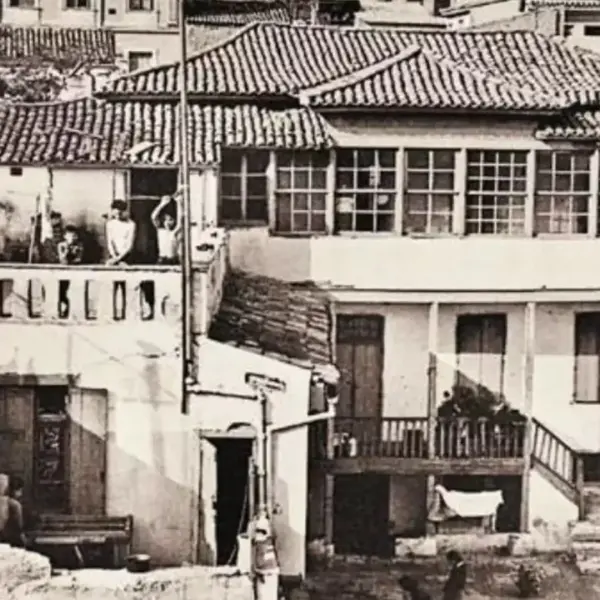 Η Πλάκα αποχαιρετά τη Μάρω Κοντού: Το σημείωμα που άφησε ένας θαυμαστής στο θρυλικό σπίτι
