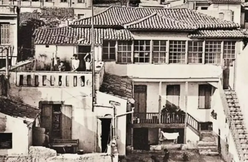 Η Πλάκα αποχαιρετά τη Μάρω Κοντού: Το σημείωμα που άφησε ένας θαυμαστής στο θρυλικό σπίτι