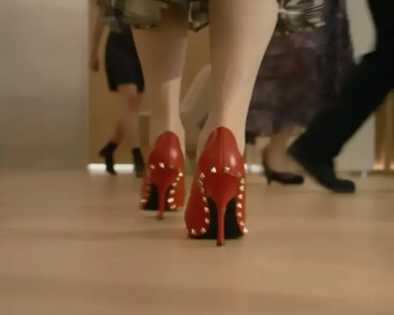 “The Devil Wears Prada 2”: Έντονη συζήτηση για τα παπούτσια της Miranda Priestly