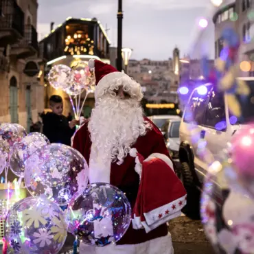 Η Βηθλεέμ ξαναζεί τα Χριστούγεννα μετά τον πόλεμο στη Γάζα