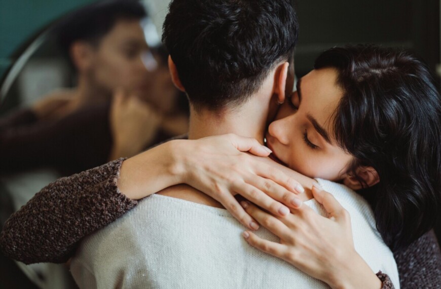 Το πραγματικό ‘gender care gap’: Ποιος μένει και ποιος φεύγει όταν ο σύντροφος αρρωσταίνει;