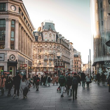 Μόνοι μέσα στο πλήθος: Η αθέατη πανδημία της εποχής μας