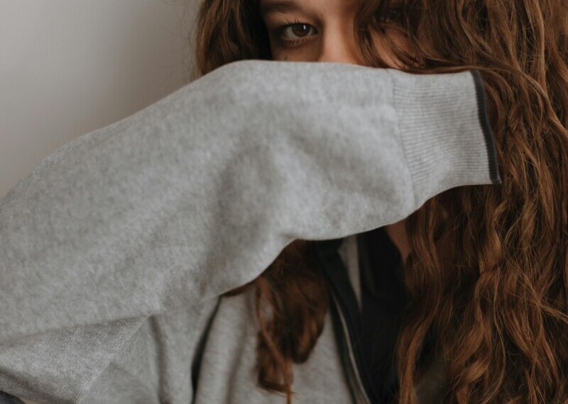 Όταν ο πόνος γίνεται σιωπή: Ο αυτοτραυματισμός στους νέους και η ανάγκη για ουσιαστική στήριξη