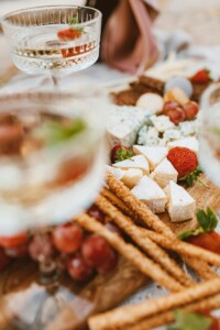 Γιορτές με φίλους στο σπίτι: Ιδέες για πλατό τυριών – plus συνταγή για το γιορτινό γλυκό κρασί