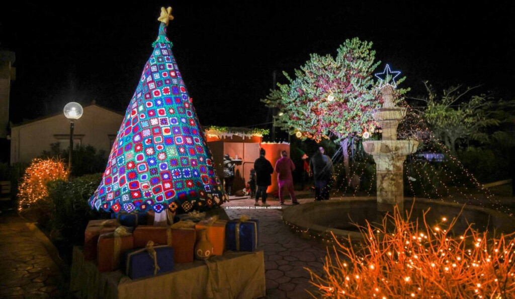 Ένα χωριό πλεγμένο στο χέρι: Η χριστουγεννιάτικη έκπληξη της Χίου