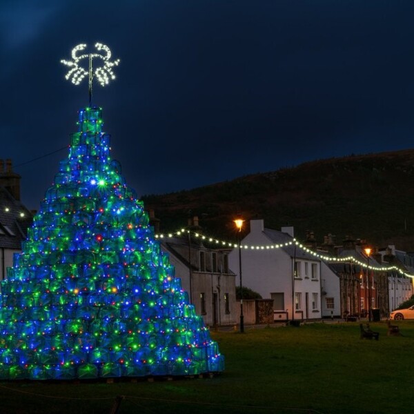 Εντυπωσιακό χριστουγεννιάτικο δέντρο από ψαράδικες παγίδες φωτίζει το Ullapool