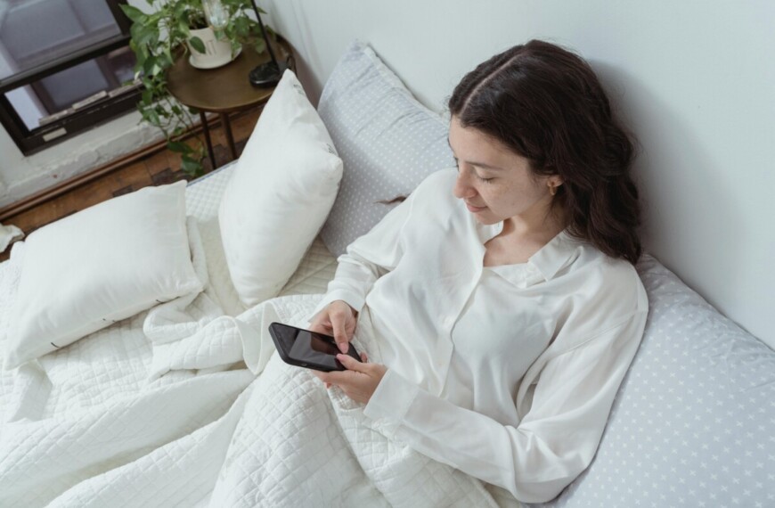 Το στρες της ψηφιακής εποχής και ο αυχενικός πόνος: Μήπως ήρθε η ώρα να ακούσουμε επιτέλους το σώμα μας;