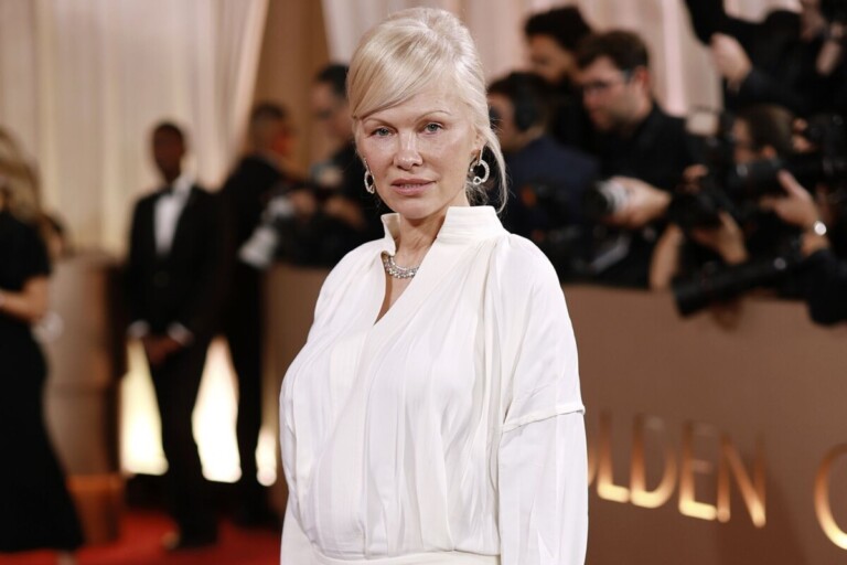 Πάμελα Άντερσον: Μίνιμαλ και αβίαστα κομψή στις Χρυσές Σφαίρες