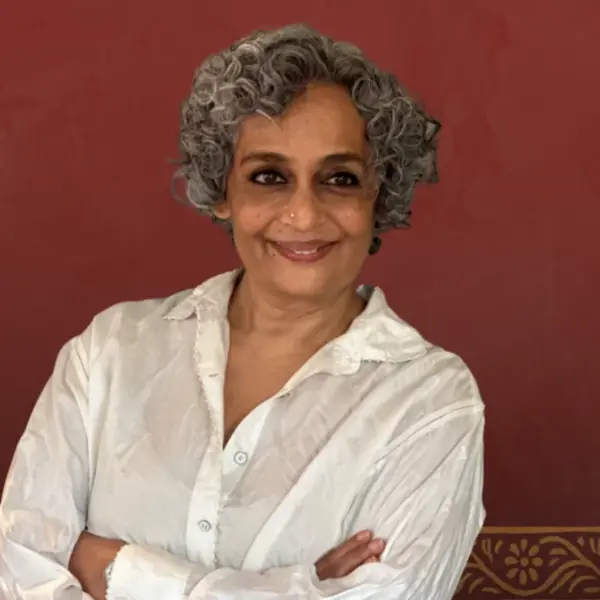 Η Arundhati Roy αποσύρεται από την Berlinale μετά τις δηλώσεις για «μη πολιτική τέχνη»