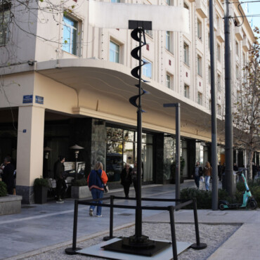 Το «Αιολικό» του Takis στροβιλίζεται στην καρδιά της Αθήνας