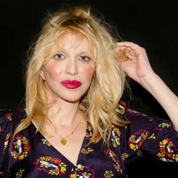 Courtney Love: Η επιστροφή μιας αντιηρωίδας στη μουσική σκηνή