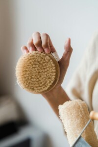 Dry brushing: Η καθημερινή ιεροτελεστία για φωτεινή επιδερμίδα