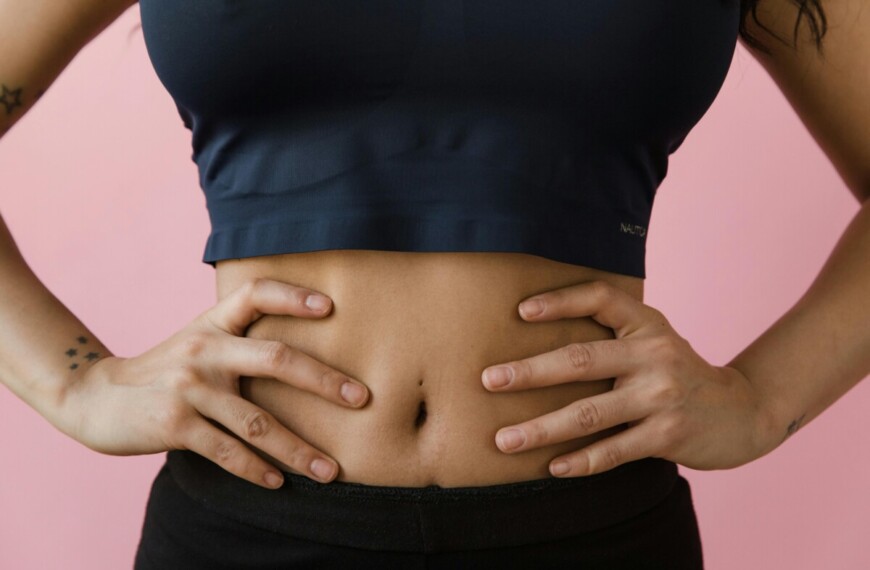 Six-pack vs. δυνατός κορμός: Τι έχει πραγματικά σημασία για τη σπονδυλική στήλη και τη μακροζωία