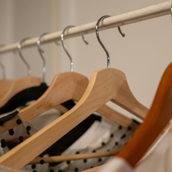 Οργάνωση ντουλάπας: Κερδίστε χώρο με έξυπνες κρεμάστρες