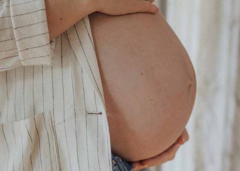 Το δικαίωμα στη μητρότητα με αξιοπρέπεια: Η αθέατη κρίση στις μαιευτικές κλινικές και η σιωπή που πρέπει να σπάσει