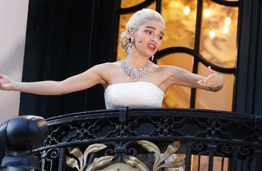 Η Rachel Zegler τραγουδάει έξω από το London Palladium και διεκδικεί βραβείο Olivier