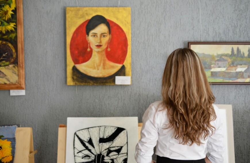 Η τέχνη στην υπηρεσία της αλληλεγγύης: 100 καλλιτέχνιδες στη δημοπρασία Art on a Postcard