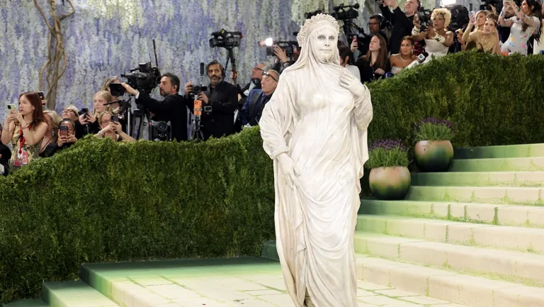 Η Heidi Klum μετατρέπει το Met Gala σε σκηνή νεοκλασικής τέχνης
