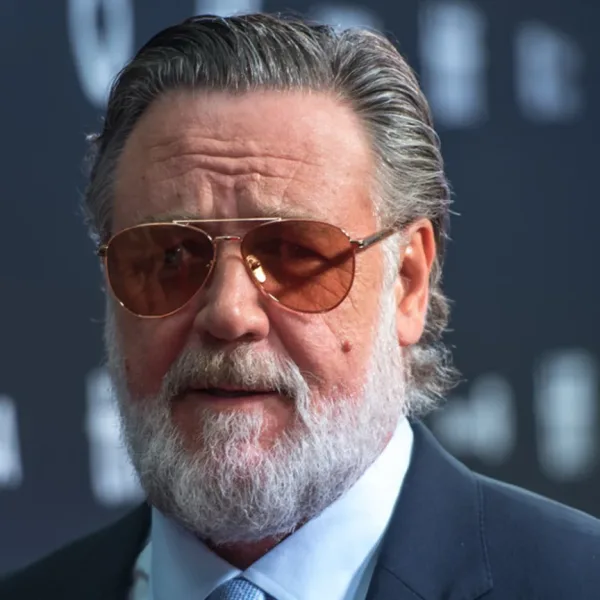 Ο Russell Crowe απαντά στις επικρίσεις για το viral βίντεο με θαυμαστές στο Παρίσι