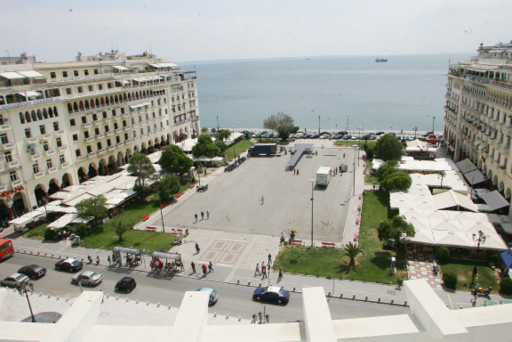 Ρεκόρ Γκίνες στην καρδιά της Θεσσαλονίκης: Εκατοντάδες σε μαζικό ζεϊμπέκικο ευαισθητοποίησης για το Αλτσχάιμερ