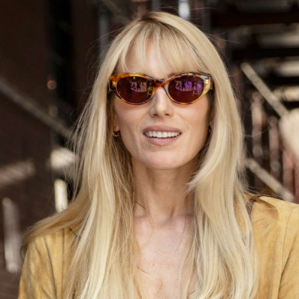 Η Dree Hemingway στην Ύδρα: Η σταρ του “Love Story” και απόγονος του Ernest Hemingway