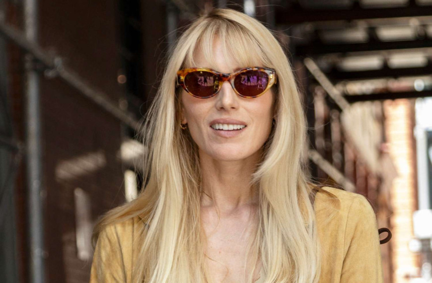 Η Dree Hemingway στην Ύδρα: Η σταρ του «Love Story» και απόγονος του Ernest Hemingway