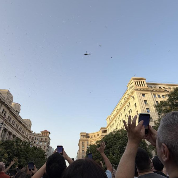 Βαρκελώνη: 100.000 ποιήματα έπεσαν από ελικόπτερο για τα 50 χρόνια δημοκρατίας