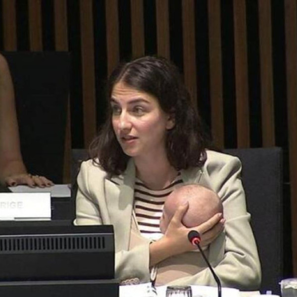 Σουηδή υπουργός επαναπροσδιορίζει τη μητρότητα στην πολιτική, φέρνοντας το μωρό της σε σύνοδο της ΕΕ