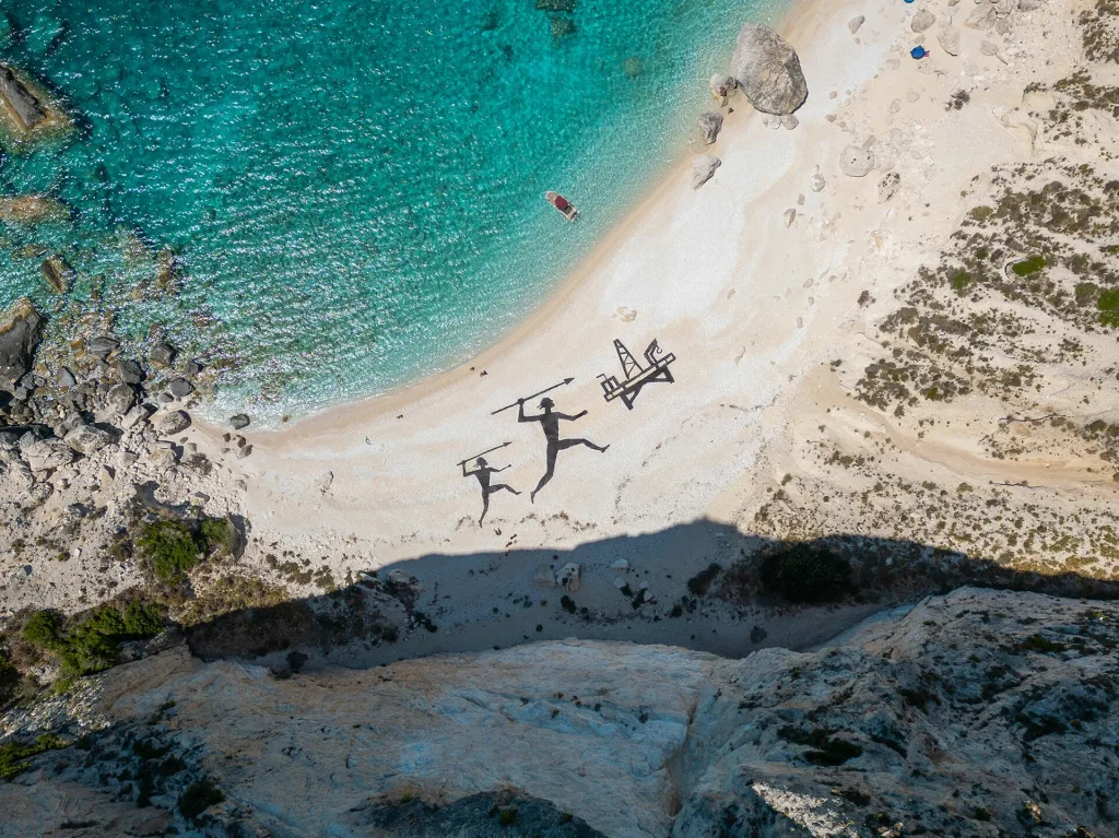 Στους Οθωνούς γιγάντια εγκατάσταση land art απέναντι από το Block 2